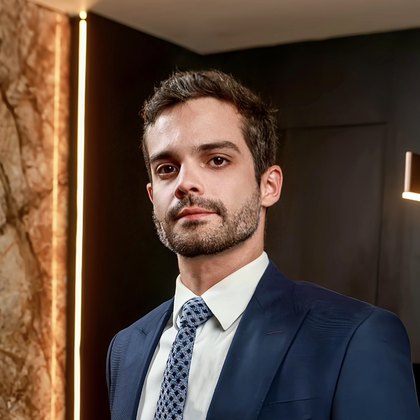 Retrato de Gabriel Bulhões no escritório da GB Advocacia
