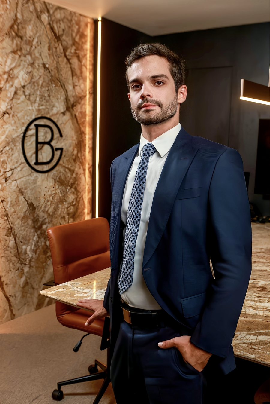 Gabriel Bulhões no escritório da GB Advocacia, diante do monograma GB