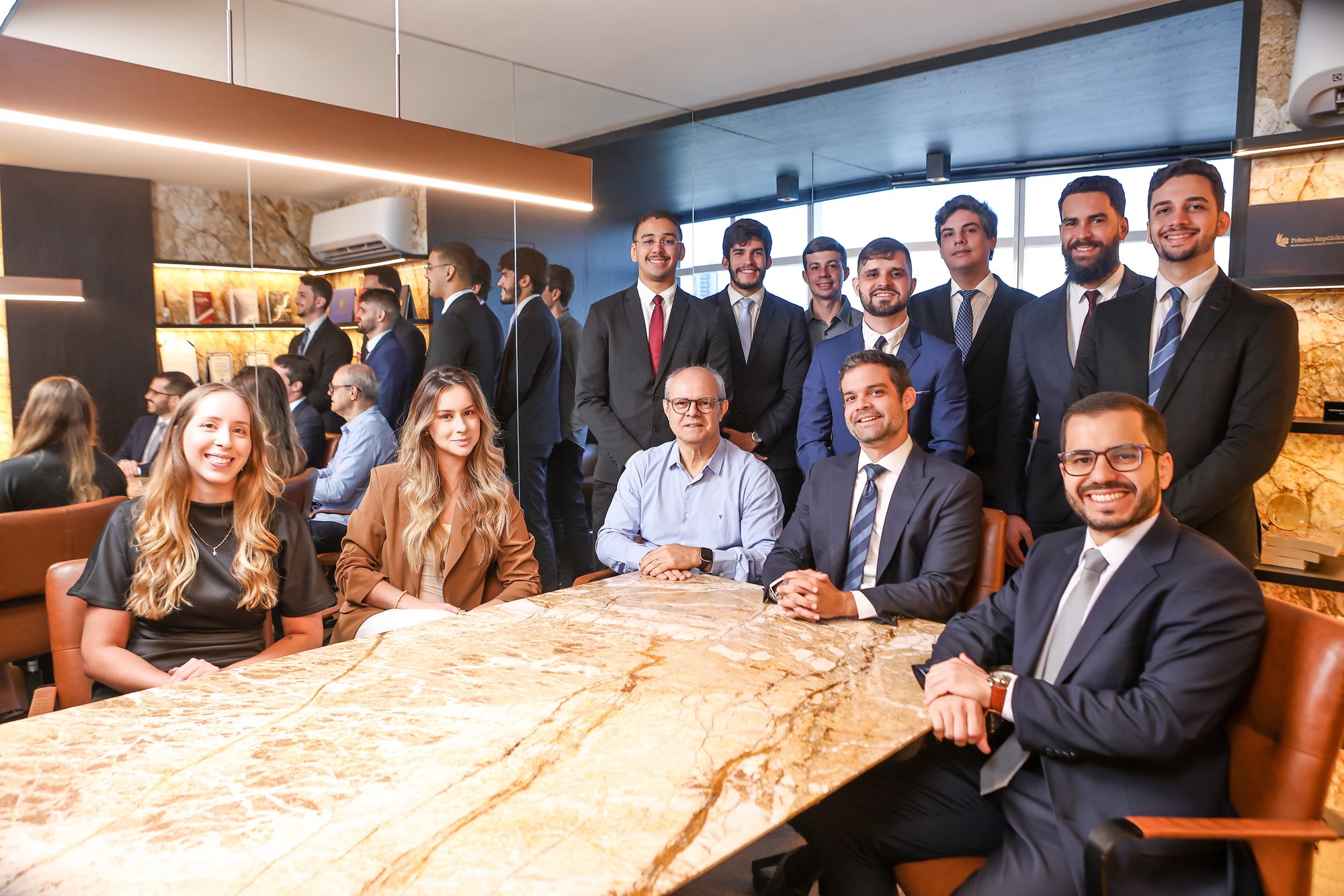 Equipe da GB Advocacia Criminal & Investigação Defensiva reunida na sede do escritório